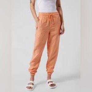 Athleta Cabo Linen Jogger pants in the color cactus peach size 10